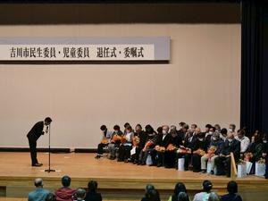 退任される方々に深々と頭を下げる市長