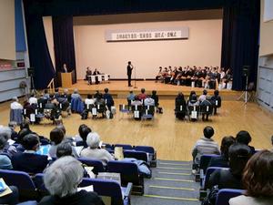 壇上で挨拶を述べる市長