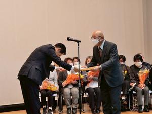 退任される方に感謝状を渡す市長