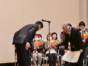 退任される方に感謝状を渡す市長