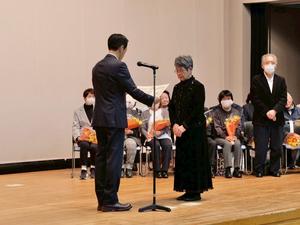 退任される方に感謝状を渡す市長