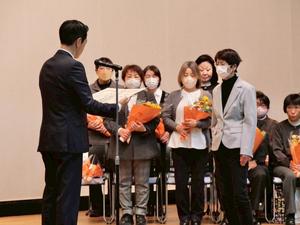 退任される方に感謝状を渡す市長