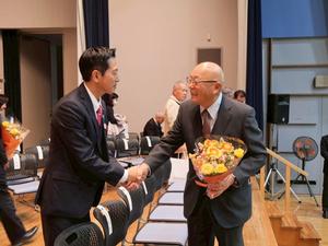 退任される方に労いの握手をする市長