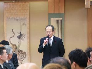 忘年会で挨拶をする大嶋団長