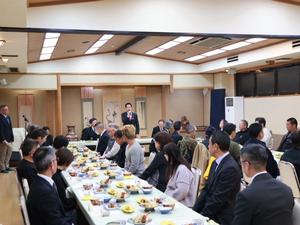 忘年会で挨拶をする市長