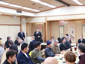 忘年会で挨拶をする黒田消防長