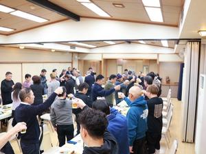 忘年会の乾杯の様子
