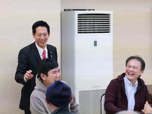 忘年会で消防団の方々と談笑する市長