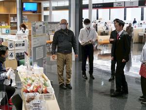 市役所入り口の地場産野菜や市特産品を販売するブース