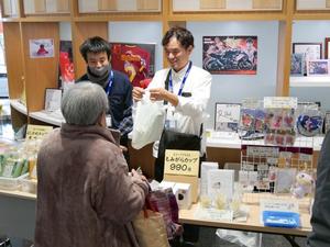 お客さんが購入する様子