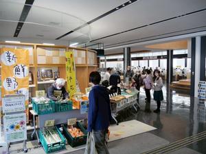 市役所入り口の地場産野菜や市特産品を販売するブース