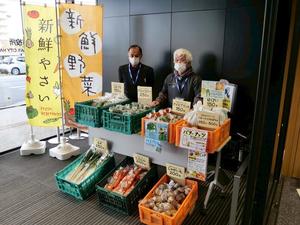 市役所入り口の地場産野菜や市特産品を販売するブース