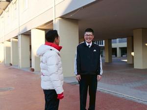 笑顔の清水教頭先生と話をする市長