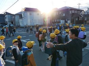石井自治会長をはじめとする多くの地域の皆さんが子供達の見守りを行う様子