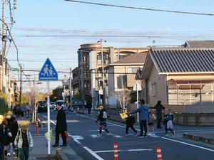 石井自治会長をはじめとする多くの地域の皆さんが子供達の見守りを行う様子
