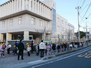 児童が登校する時間帯の校門の様子