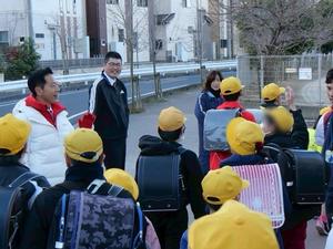 笑顔で挨拶をする市長