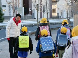 笑顔で挨拶をする市長