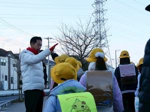 笑顔で児童とハイタッチをする市長