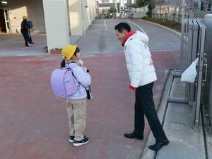 児童に笑顔で声をかける市長