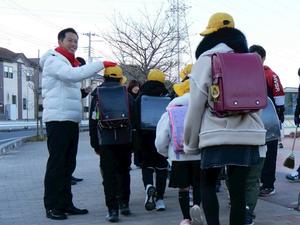 笑顔で児童の頭をなでる市長