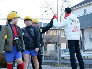 児童とハイタッチをする市長