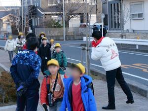 児童に挨拶をする市長