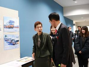 閉会後、パネラーの皆さんと話をする市長