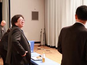 閉会後、パネラーの皆さんと談笑する市長