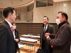 閉会後、パネラーの皆さんと談笑する市長