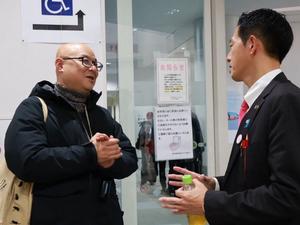 閉会後、パネラーの皆さんと話をする市長