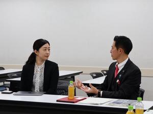 閉会後、パネラーの皆さんと話をする市長