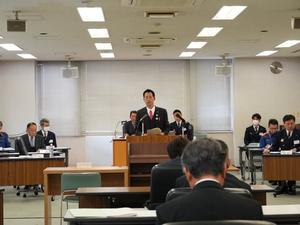 壇上で議案説明を行う市長