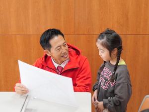 子供達にそれぞれの作品について質問をする市長