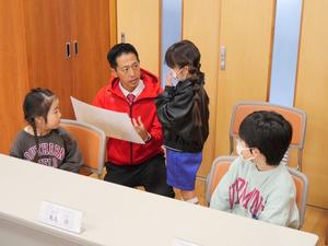子供達にそれぞれの作品について質問をする市長