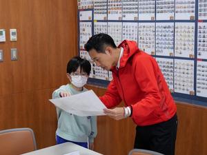 子供達にそれぞれの作品について質問をする市長