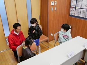 子供達にそれぞれの作品について質問をする市長