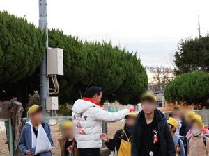 児童の頭をなでる市長