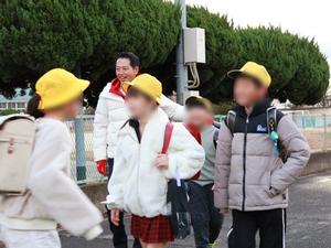 登校する児童に笑顔で声をかける市長