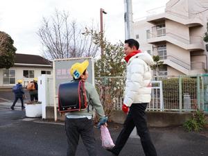 児童と笑顔で話をする市長