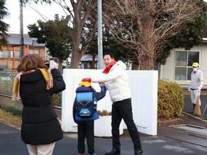 親御さんとも笑顔で挨拶をする市長