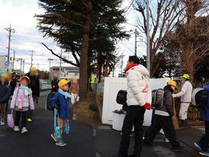 登校する児童に挨拶をする市長