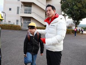 児童と話をする市長