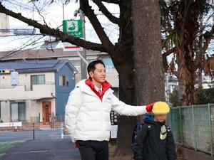 児童の頭をなでる市長