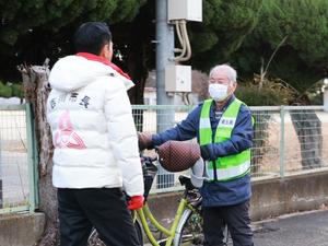 子供達の登校を見守っていただいている地域の方と話をする市長