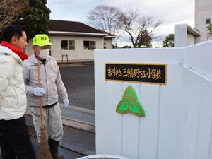用務員の方と話をする市長