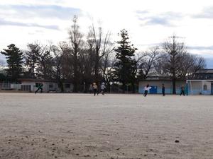 校庭で元気に遊ぶ児童たち