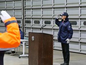 団員に敬礼する市長