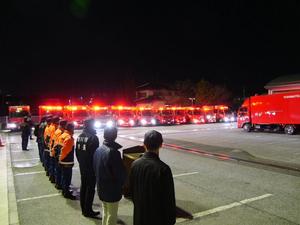 消防団車両の出陣の様子
