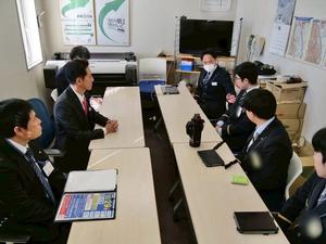 会議室で実習生の皆さんから業務内容の説明を受ける市長